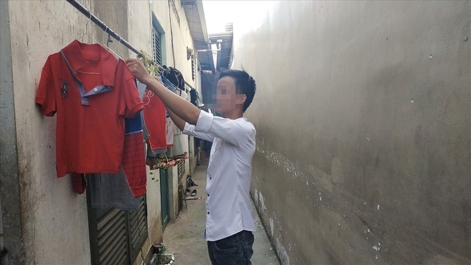 Cho vay nặng lãi “cắt cổ” công nhân nghèo - 2
Công nhân Nguyễn Văn Dương luôn ám ảnh với những lần “khủng bố” của các đối tượng cho vay nặng lãi.