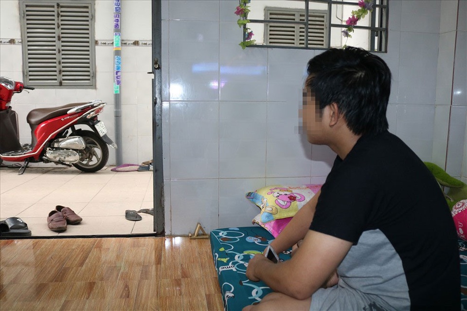 Cho vay nặng lãi “cắt cổ” công nhân nghèo - 3
Công nhân Hoàng Văn Tuấn đang bế tắc với khoản nợ vay nặng lãi, làm tháng nào trả nợ lãi hết tháng đó.