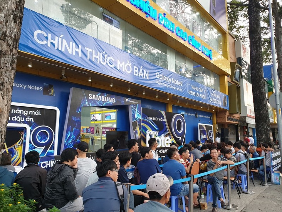 Nhận ưu đãi 8 triệu khi mua Galaxy Note9 - 3 Cảnh tượng xếp hàng mua điện thoại hiếm gặp tại Việt Nam