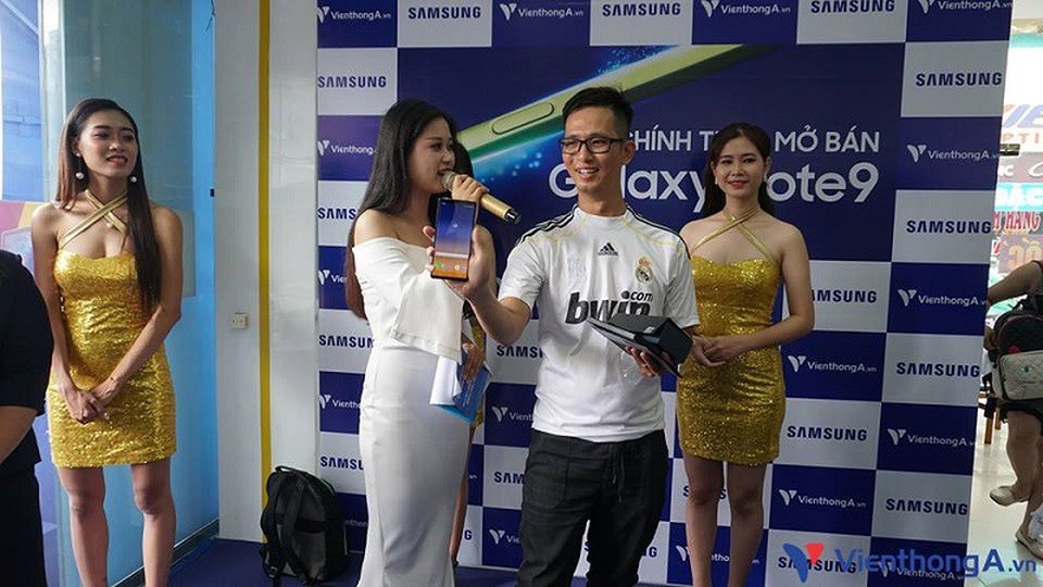 Nhận ưu đãi 8 triệu khi mua Galaxy Note9 - 4 Niềm vui của khách hàng đầu tiên sở hữu siêu phẩm Samsung Galaxy Note9 và nhận trọn gói ưu đãi từ Viễn Thông A trong ngày mở bán chính thức