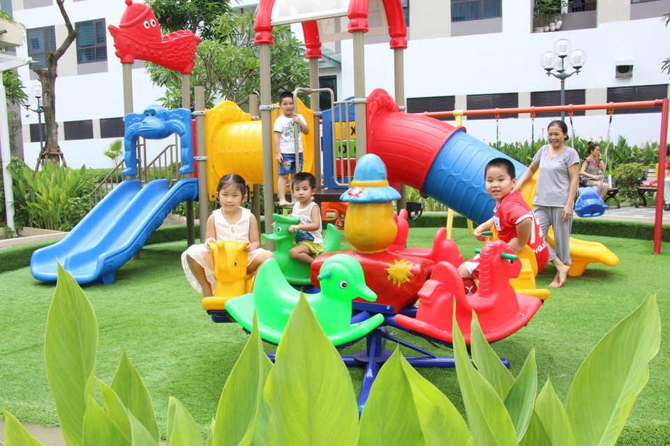 MIKGroup trao giấy chứng nhận quyền sở hữu nhà ở cho cư dân Valencia Garden - 7 
Sân chơi của trẻ em trong khuôn viên dự án