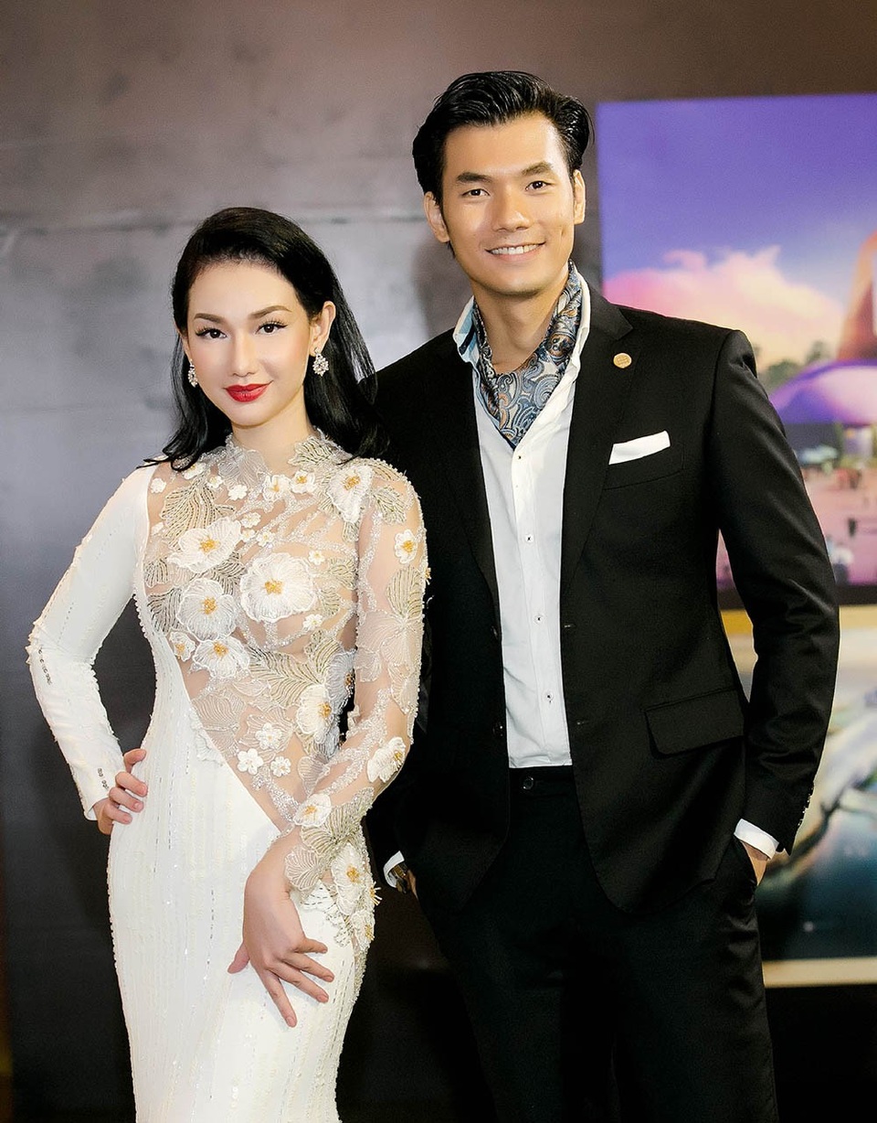 Diễn viên Nhan Phúc Vinh bảnh bao với vest đen đến chúc mừng Quỳnh Chi