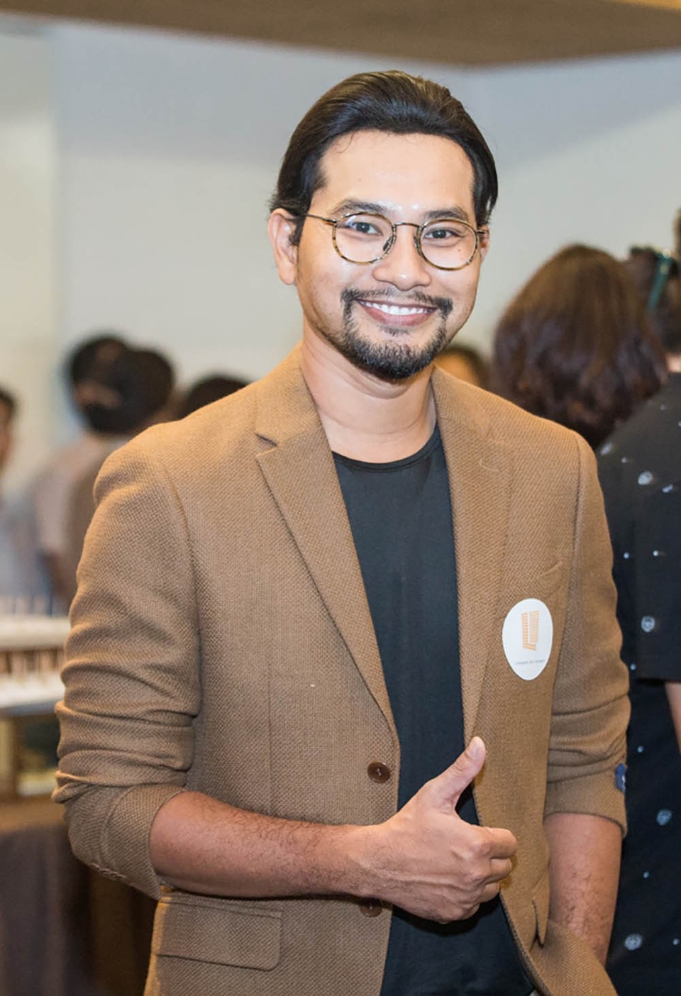 Diễn viên - đạo diễn Huỳnh Đông với vẻ ngoài vô cùng nam tính xuất hiện tại sự kiện. Anh hiện đang bắt đầu chuyển hướng sang sản xuất phim nên cũng thường xuyên xuất hiện trong các sự kiện liên quan điện ảnh thời gian gần đây.