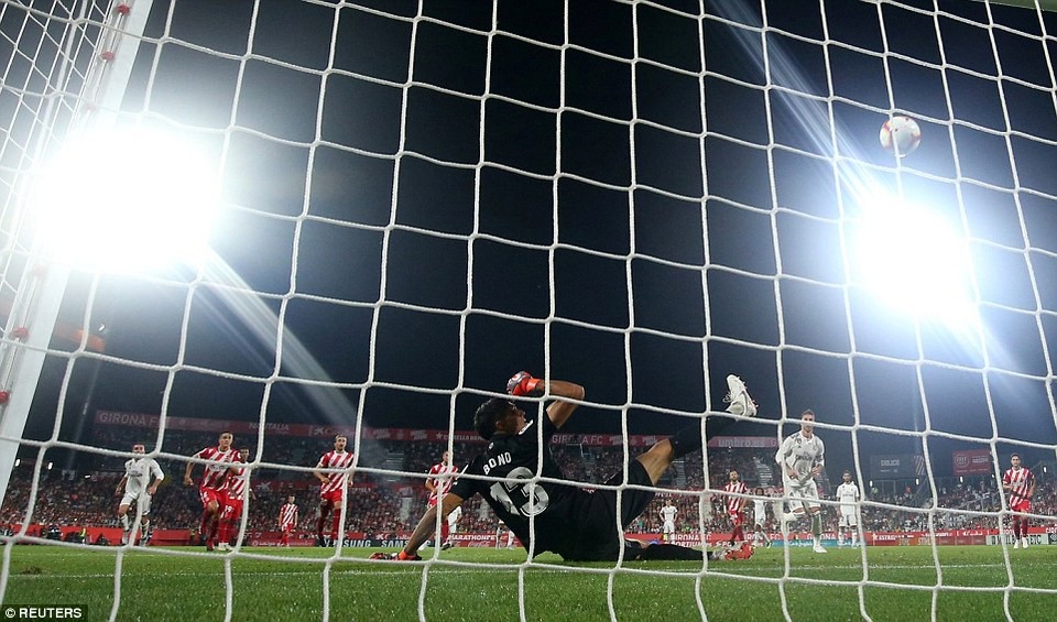 
Ramos gỡ hòa 1-1 cho Real Madrid sau quả 11m kiểu Panenka
