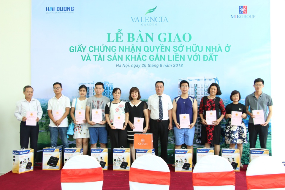 MIKGroup trao giấy chứng nhận quyền sở hữu nhà ở cho cư dân Valencia Garden - 1 MIKGroup trao giấy chứng nhận quyền sở hữu nhà ở cho cư dân Valencia Garden - 1