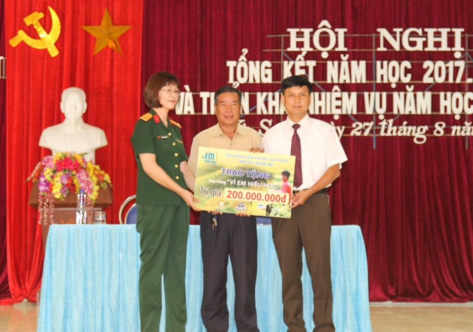 Hỗ trợ ngành Giáo dục huyện biên giới Việt - Lào bị thiệt hại do bão lũ - 1
Tập đoàn Viettel ủng hộ 200 triệu đồng cho ngành Giáo dục huyện Kỳ Sơn (Nghệ An).