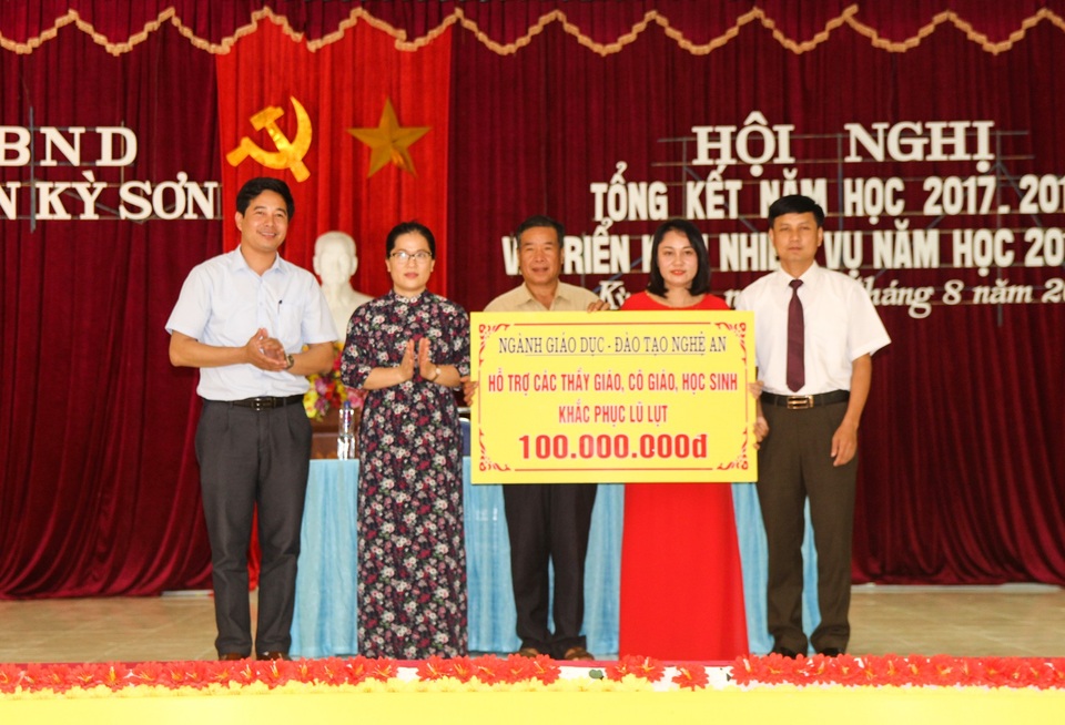 Hỗ trợ ngành Giáo dục huyện biên giới Việt - Lào bị thiệt hại do bão lũ - 2
Ngành Giáo dục Nghệ An hỗ trợ 100 triệu đồng cho các thầy cô giáo, học sinh khắc phục lũ lụt.