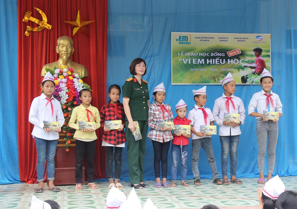 Hỗ trợ ngành Giáo dục huyện biên giới Việt - Lào bị thiệt hại do bão lũ - 3 Đại diện Viettel tặng quà cho các em học sinh.