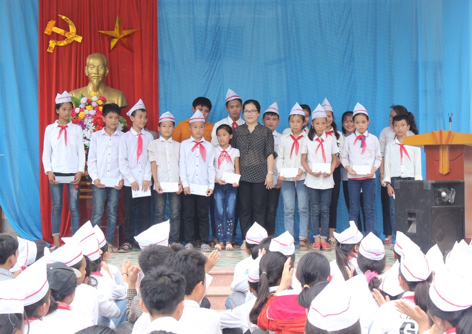 Hỗ trợ ngành Giáo dục huyện biên giới Việt - Lào bị thiệt hại do bão lũ - 4 Bà Nguyễn Thị Kim Chi - GĐ Sở GD&ĐT Nghệ An tặng quà cho các em học sinh.