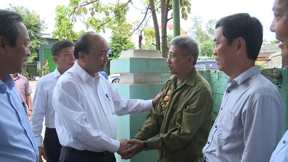 Thủ tướng thăm và tặng quà cán bộ lão thành, gia đình chính sách tại Quảng Bình - 2 Thủ tướng tới thăm hộ gia đình thương binh hạng 4/4 Phạm Đức Dinh, ở phường Bắc Lý, thành phố Đồng Hới