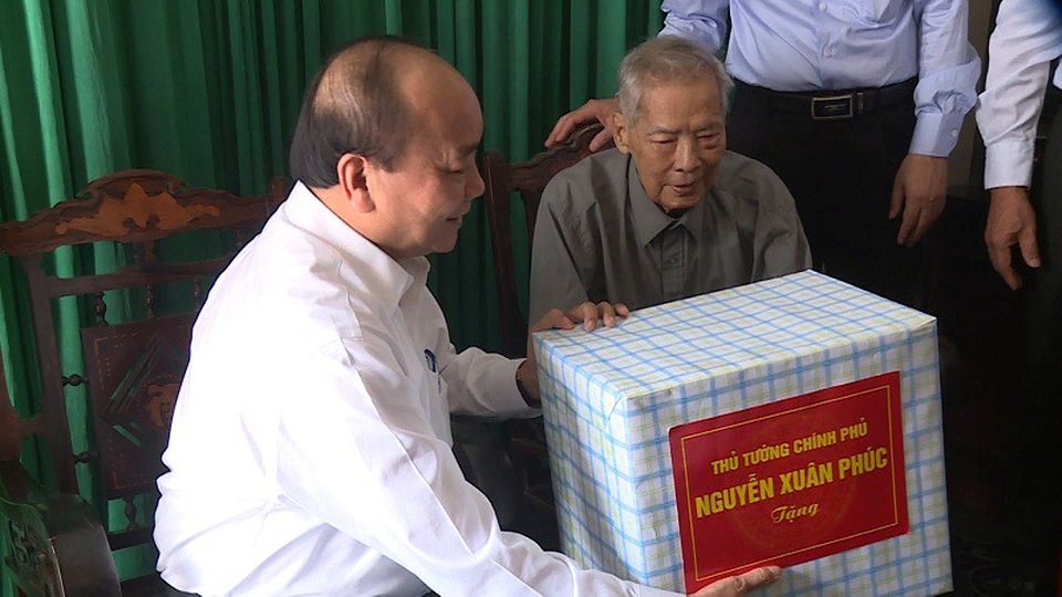 Thủ tướng thăm và tặng quà cán bộ lão thành, gia đình chính sách tại Quảng Bình - 1 Thủ tướng thăm hỏi và tặng quà cho gia đình cán bộ lão thành Trần Sự