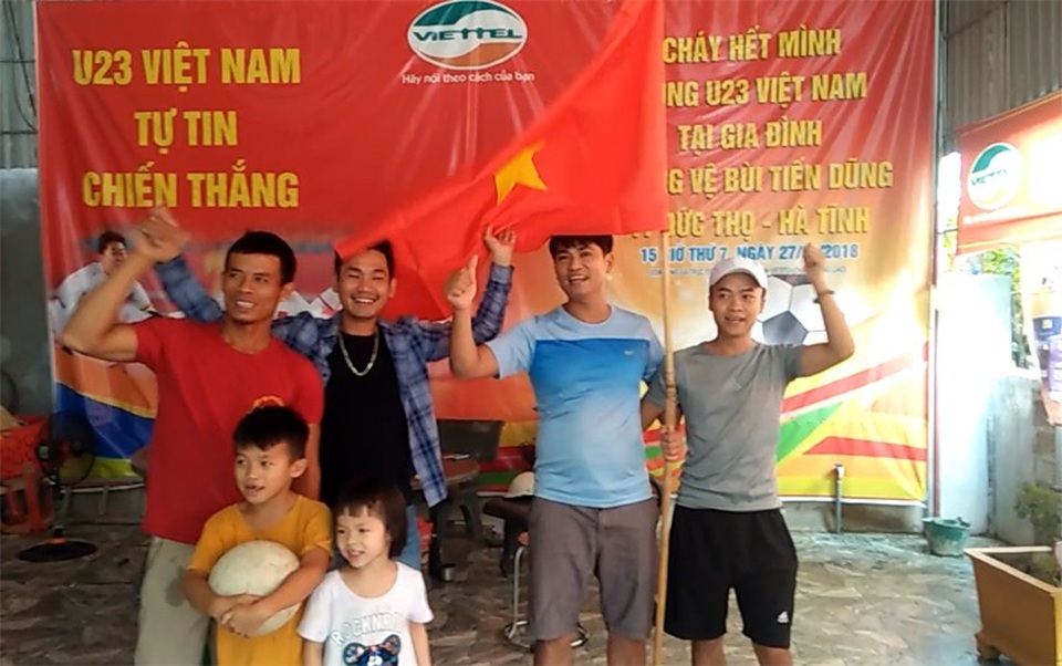 Không khí bóng đá "nóng rực" tại nhà trung vệ Bùi Tiến Dũng - 1 Không khí tại nhà Bùi Tiến Dũng đã rộn ràng dù trận đấu còn ít tiếng nữa mới diễn ra.