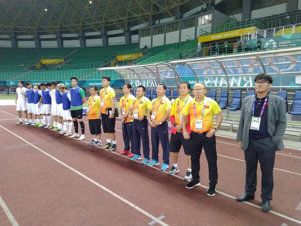 
Ban huấn luyện và các cầu thủ dự bị của Olympic Việt Nam
