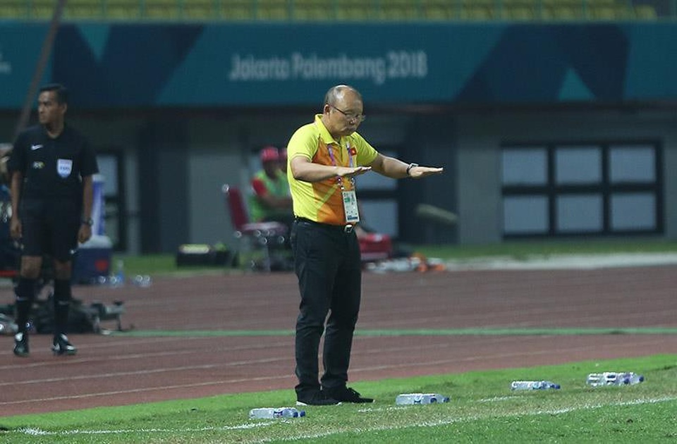 
HLV Park Hang Seo chỉ đạo học trò thi đấu bên ngoài đường biên
