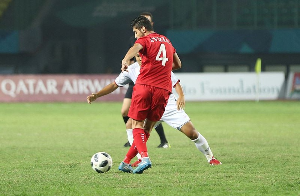 
Cầu thủ Busmar của Olympic Syria chuyền bóng trước sự áp sát của hậu vệ Bùi Tiến Dũng
