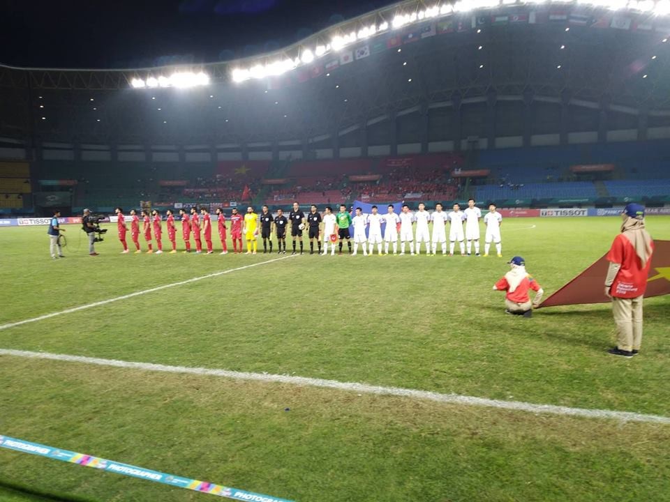 
Cầu thủ hai đội làm lễ chào cờ trước trận đấu
