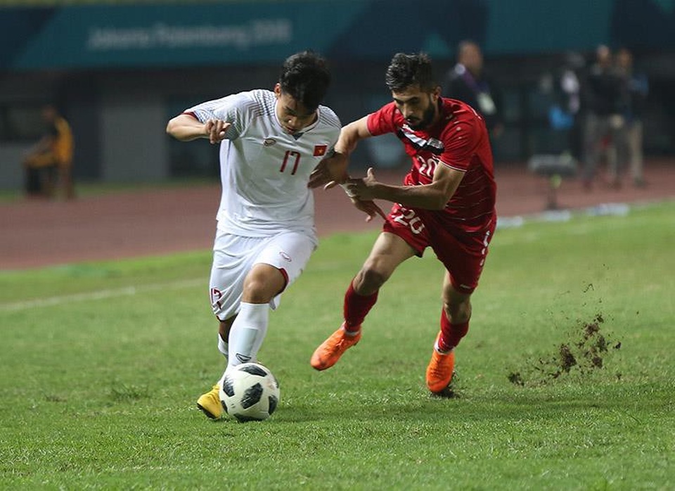 
Văn Thanh (trái) trong tình huống nỗ lực lên bóng trước sự truy cản của Al Ahmad
