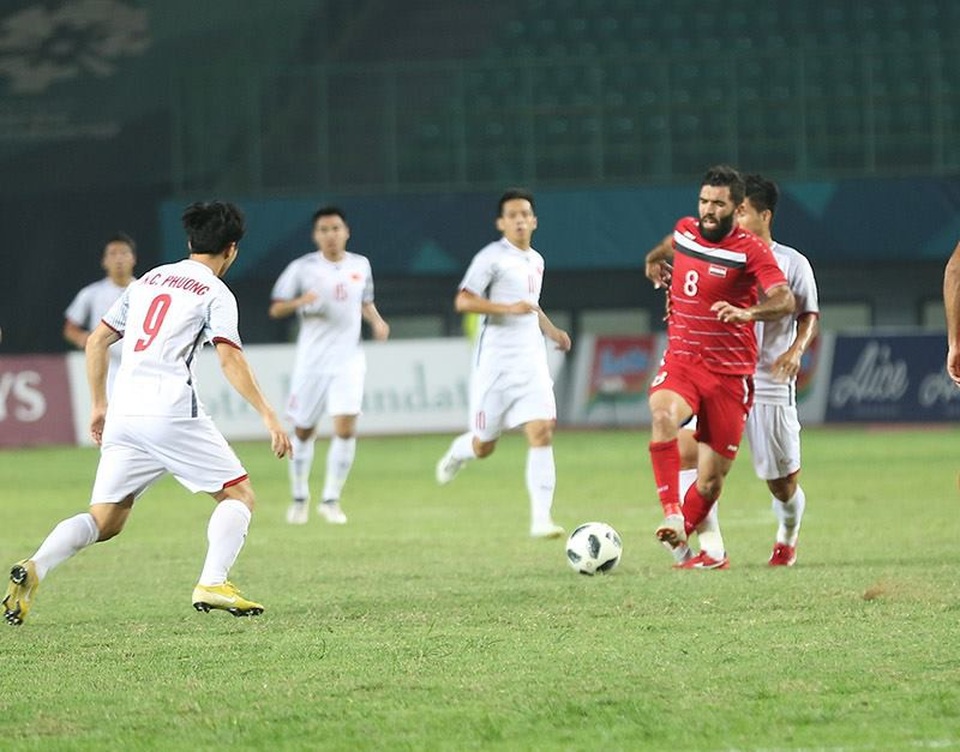 
Công Phượng (trái) lao lên ngăn chặn pha đi bóng của Anez
