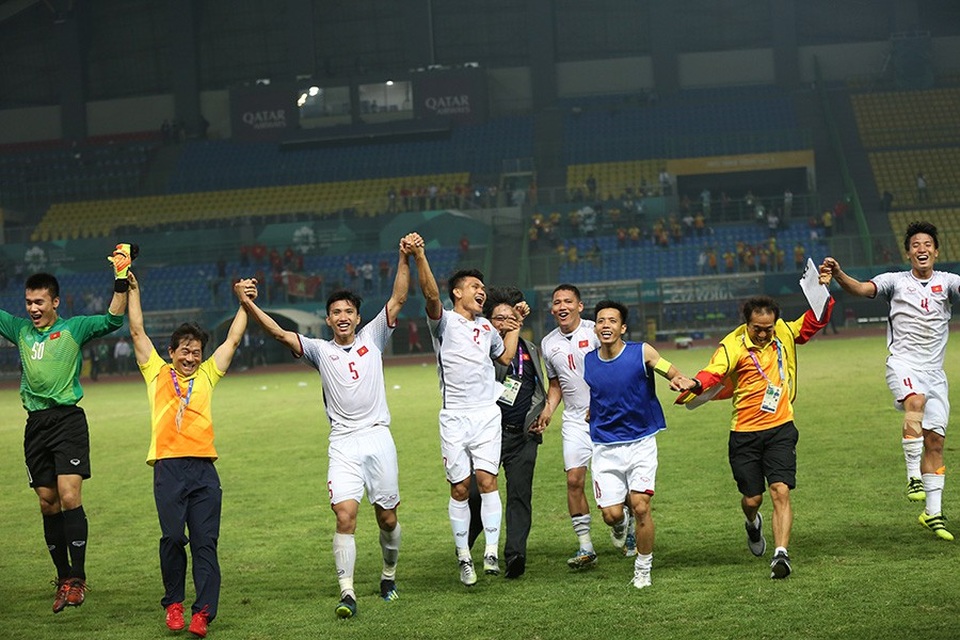 Vào bán kết Asiad, Olympic Việt Nam nhận mưa tiền thưởng - 1
Các cầu thủ Olympic Việt Nam ăn mừng sau chiến thắng trước Syria