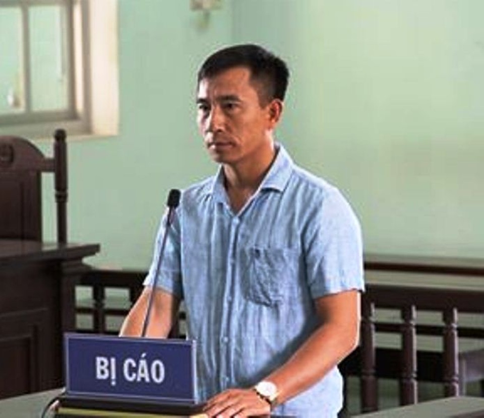 Người cầm dao dọa giết phóng viên bị phạt 6 tháng tù treo - 2 Tại tòa bị cáo Bình thành khẩn thừa nhận hành vi và xin HĐXX xem xét giảm nhẹ tội.