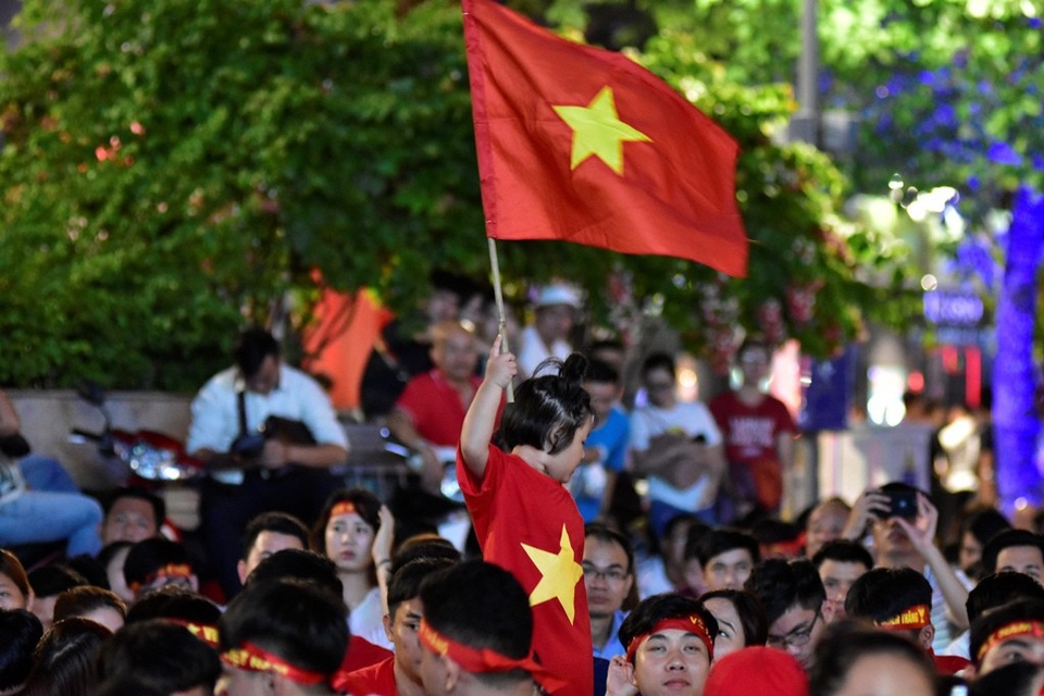 Những hình ảnh đầy cảm xúc trong đêm say men chiến thắng - 9
“Việt Nam cố nhên, Việt Nam cố nhên” - Giọng cổ vũ ngọng nghịu của CĐV nhí không “đụng hàng”.