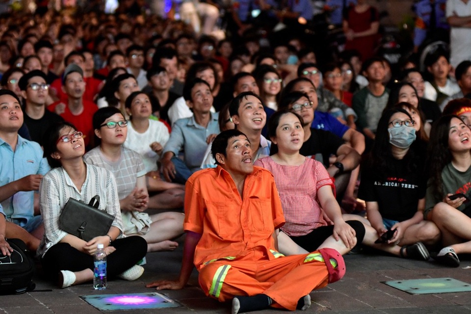 Những hình ảnh đầy cảm xúc trong đêm say men chiến thắng - 10
Người công nhân say cùng trái bóng ngay sau giờ làm.
