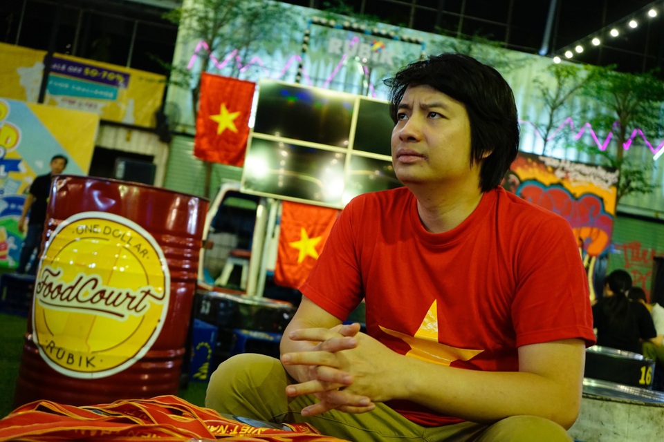 Doanh nghiệp khóa điện tử chi tiền tỷ tặng vé xem chung kết bóng đá Asiad 2018 - 2 Để dành tặng người hâm mộ 100 suất tham dự trọn gói trận chung kết, có thể ông Tuấn Anh phải bán một căn hộ của mình, nhưng theo ông điều này quá nhỏ bé so với những gì nhiều doanh nhân, doanh nghiệp khác làm được cho đội tuyển và đất nước.