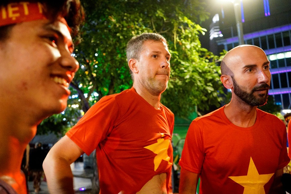 Những hình ảnh đầy cảm xúc trong đêm say men chiến thắng - 6
“Chúng tôi tới từ nước Ý, cầu thủ của các bạn đã được nhắc nhiều bên đất nước chúng tôi từ hồi các bạn đá giải U23 châu Á. Các bạn tuyệt vời lắm! Việt Nam vô địch!”, anh Vincenzo trong nhóm du khách người Ý chia sẻ cảm xúc.