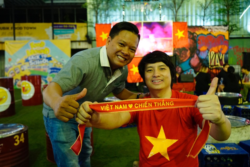 Doanh nghiệp khóa điện tử chi tiền tỷ tặng vé xem chung kết bóng đá Asiad 2018 - 3 Bản thân ông Tuấn Anh muốn những người yêu bóng đá có trải nghiệm thực tế trên sân vận động, xem những cầu thủ của chúng ta đứng trên sân cỏ và nỗ lực như thế nào.