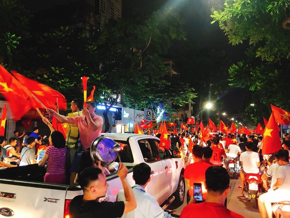 Lá cờ ở Thường Châu và ý chí quật cường của Việt Nam - 4
Những đường phố Việt Nam đỏ lửa ăn mừng chiến thắng của Olympic Việt Nam. Ảnh: Khánh Linhh