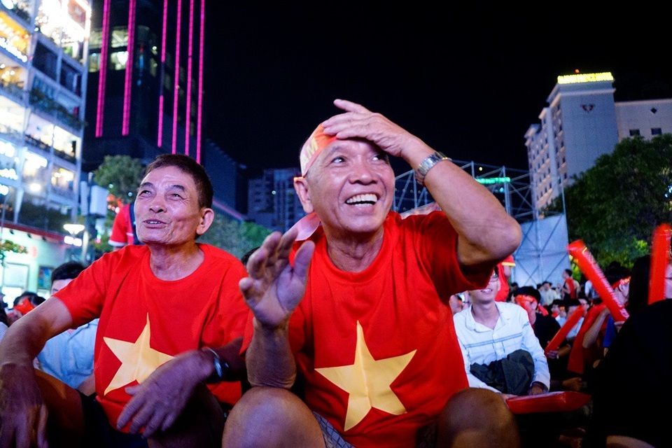 Những hình ảnh đầy cảm xúc trong đêm say men chiến thắng - 7
Những người cao tuổi đầy nhiệt huyết.