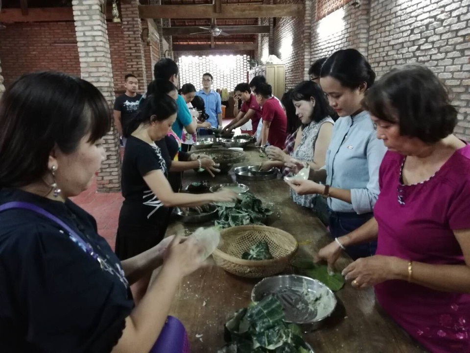 Những điểm đến mới lạ cho người Sài Gòn dịp nghỉ lễ 2/9 - 4 Về cù lao An Bình học cách gói bánh lá mít.