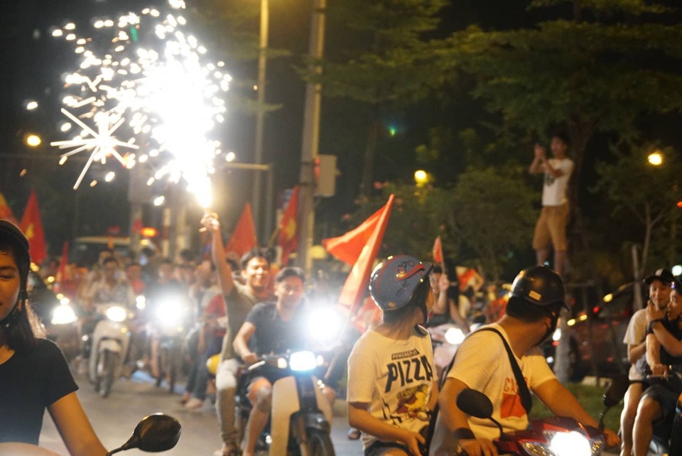 Hình ảnh hàng trăm nghìn người reo mừng chiến thắng của Olympic Việt Nam nhìn từ trên cao - 18 Hình ảnh hàng trăm nghìn người reo mừng chiến thắng của Olympic Việt Nam nhìn từ trên cao - 18