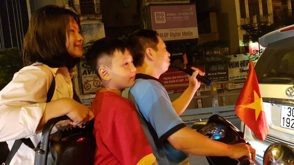 Những hình ảnh đầy cảm xúc trong đêm say men chiến thắng - 17
Người cầm loa, người cầm micro hô to cổ vũ (Ảnh: Tiến Nguyên)