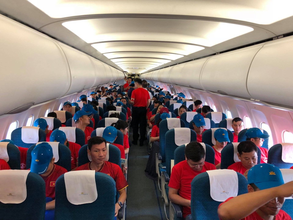 Thuê máy bay chở cả đoàn sang Indonesia cổ vũ Olympic Việt Nam - 2 Nhiều công ty lữ hành thuê nguyên chuyến, chở CĐV sang Indonesia cổ vũ bóng đá.