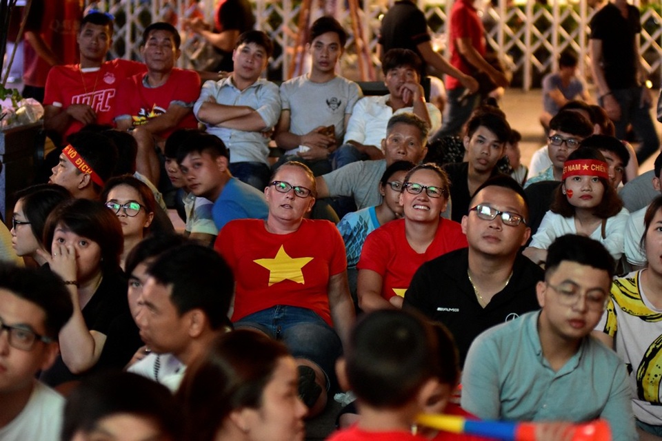 Những hình ảnh đầy cảm xúc trong đêm say men chiến thắng - 8
Hai nữ du khách nước ngoài nổi bật trong đám đông với áo cờ đỏ sao vàng.