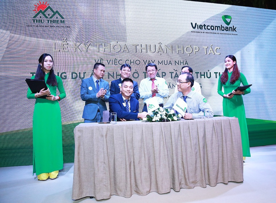 TPHCM: Cơ hội mua nhà trả góp với lãi suất 0% - 1 Lễ ký kết thoả thuận hợp tác về việc hỗ trợ khách vay vốn mua nhà tại dự án Khu đô thị mới Đông Tăng Long.