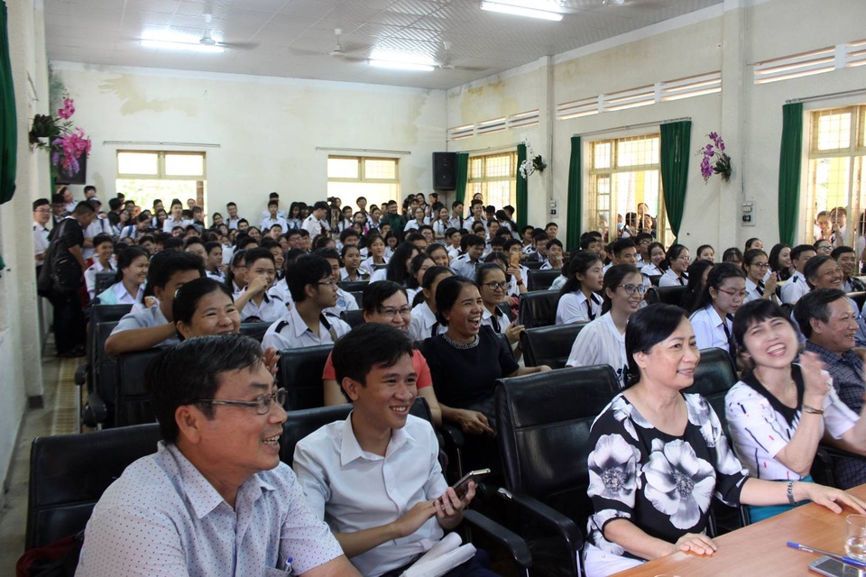 “Đàn anh” tạo sân chơi trí tuệ bổ ích cho các em trong dịp hè - 3
Đông đảo thầy trò quan tâm theo dõi chương trình.