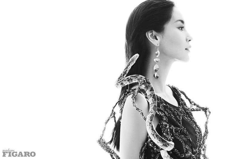 "Bà xã" của Huỳnh Hiểu Minh chụp ảnh với rắn - 3 
Angelababy được xem là một trong những mỹ nhân hàng đầu của làng giải trí Hoa ngữ và châu Á. Cô sở hữu vẻ đẹp cuốn hút không tì vết. Nhan sắc của Angelababy từng được mang ra mổ xẻ khi những bức ảnh cũ của người đẹp được phát tán trên mạng. Nữ diễn viên 29 tuổi khẳng định, cô chỉ niềng răng và chưa chỉnh sửa bất kỳ điểm gì trên gương mặt.