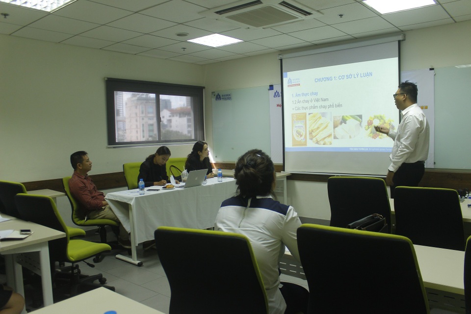 Đẩy mạnh nghiên cứu khoa học trong sinh viên - 1 Các bạn sinh viên đang thuyết trình về đề tài nghiên cứu của mình.