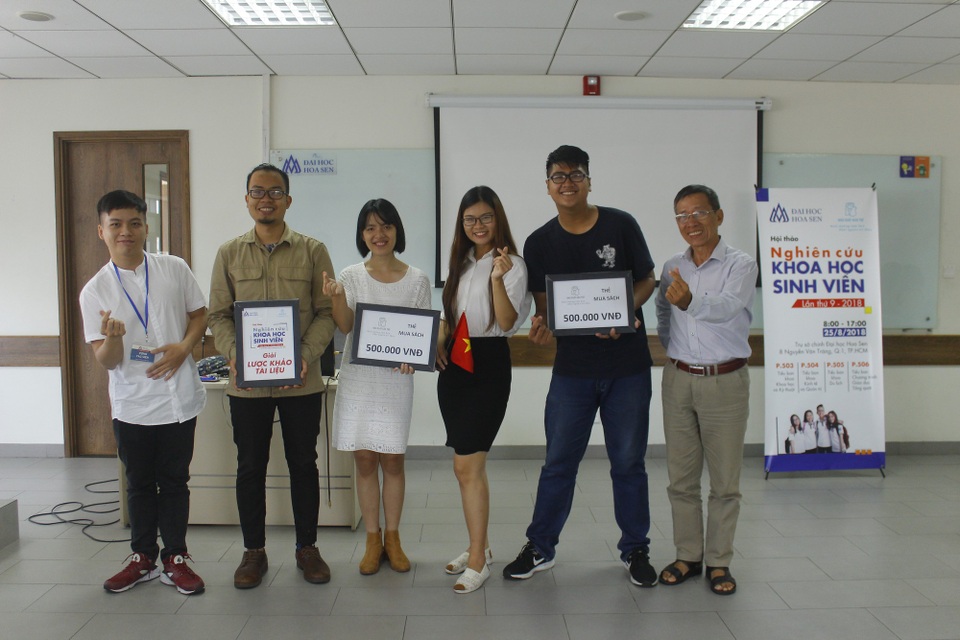 Đẩy mạnh nghiên cứu khoa học trong sinh viên - 2 Nhóm sinh viên đạt giải thưởng “Lược khảo tài liệu xuất sắc nhất” do NXB Trẻ tài trợ.