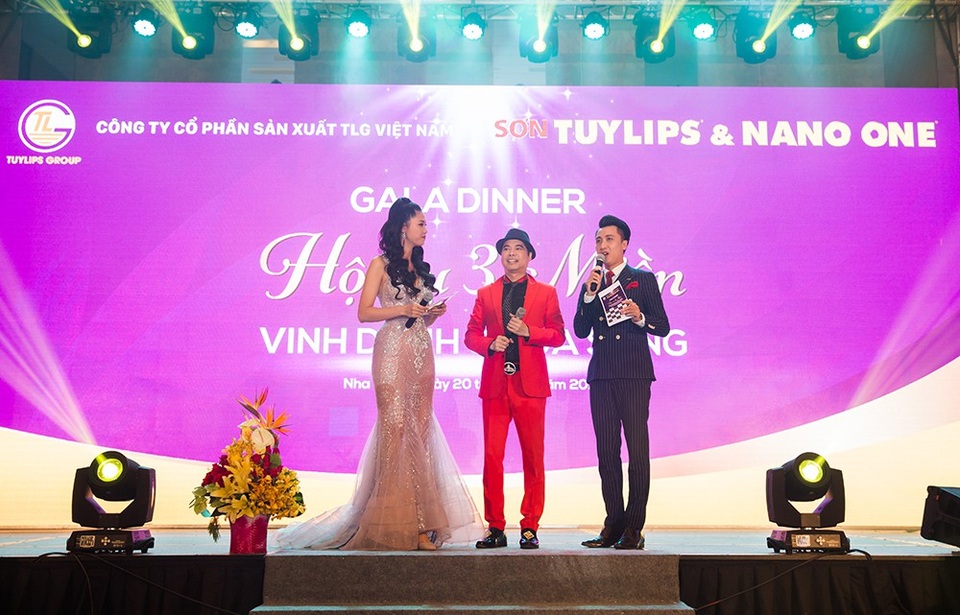 Ca nhạc sĩ Ngọc Sơn trên sân khấu giao lưu cùng khán giả