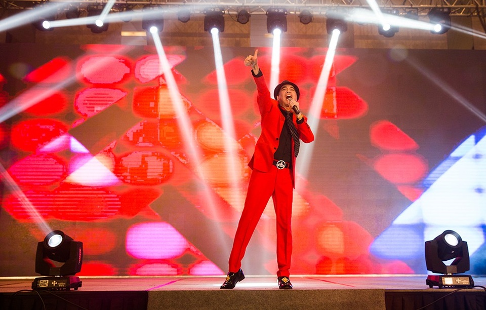 
Ngọc Sơn khiến khán giả liên tục vỗ tay với những ca khúc gắn với tên tuổi anh
