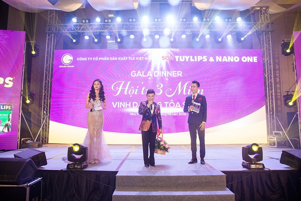 
Đây là năm thứ 2 liên tiếp, Quang Linh góp mặt trong đêm Gala của Công ty Cổ phần sản xuất TLG Việt Nam tổ chức
