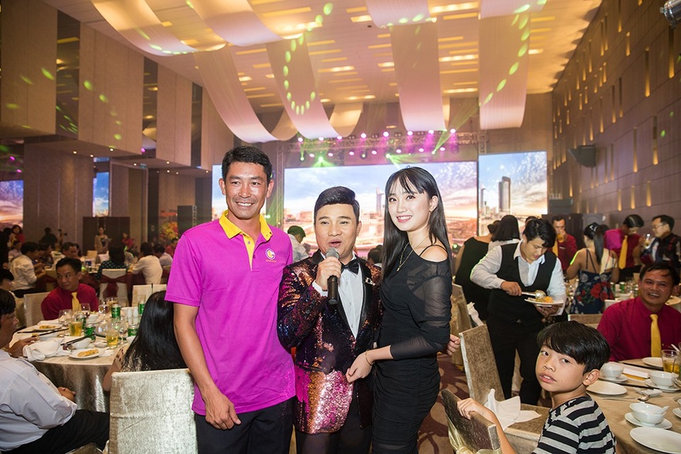 
Nhiều khán giả vây kín ca sĩ Quang Linh để chụp hình cùng thần tượng
