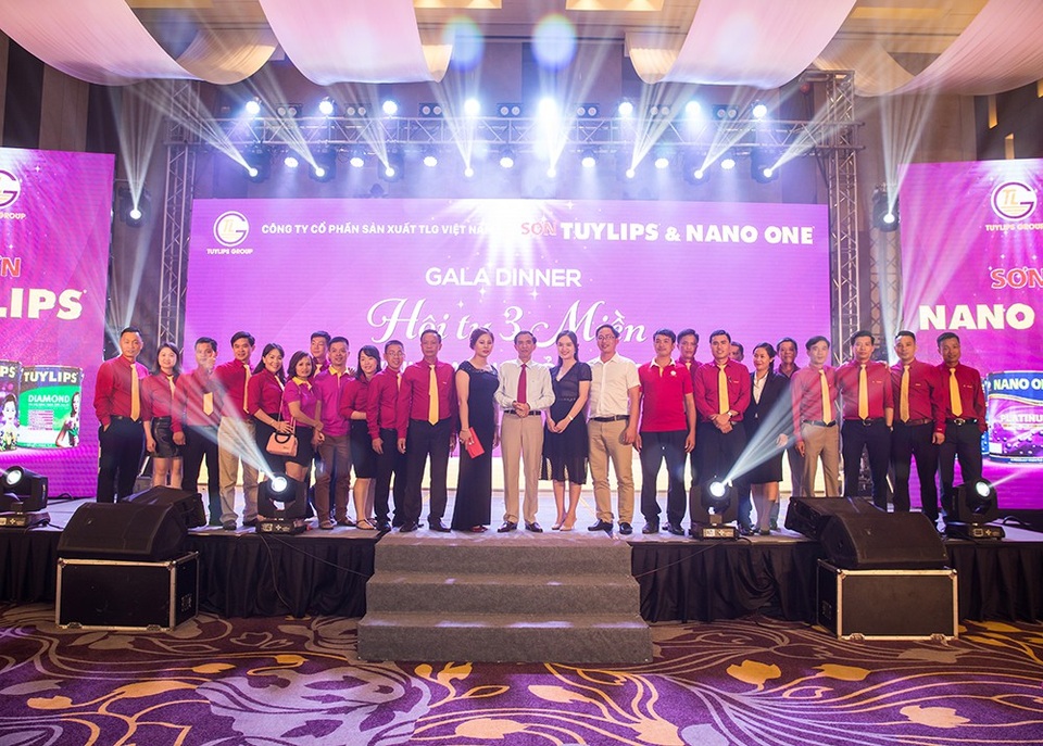 
Đêm Gala Dinner “Hội tụ 3 miền - gắn kết cùng phát triển” đã để lại dấu ấn sâu đậm, thân tình trong lòng người tham dự.
