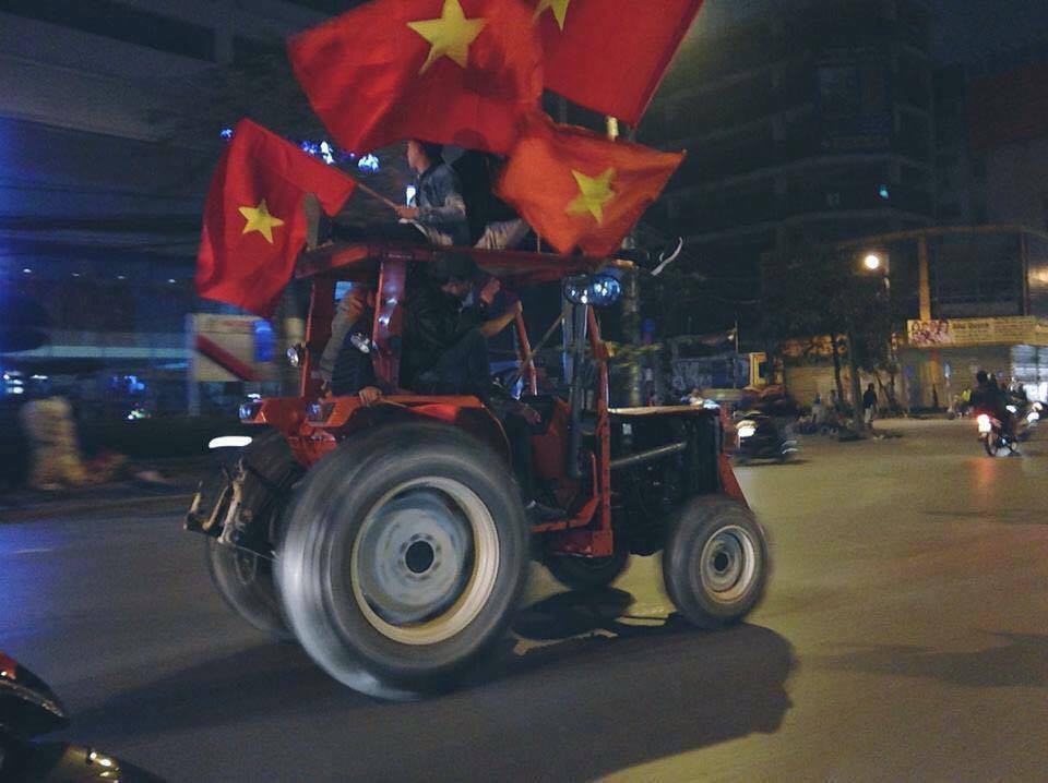Loạt ảnh hài hước của dân mạng sau chiến thắng lịch sử của đội tuyển Olympic Việt Nam - 2 Tất cả các phương tiện đều có thể tận dụng để “đi bão” sau chiến thắng, từ máy kéo...