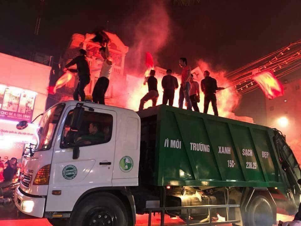 Loạt ảnh hài hước của dân mạng sau chiến thắng lịch sử của đội tuyển Olympic Việt Nam - 3 ... xe rác...