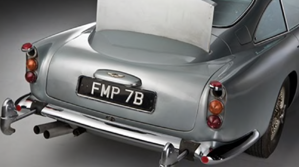 Aston Martin hồi sinh chiếc xe huyền thoại của James Bond - 3
Giống như trong phim, những chiếc DB5 cũng sẽ được trang bị biển số xoay, tấm chắn đạn, dao cắt lốp xe đối thủ...