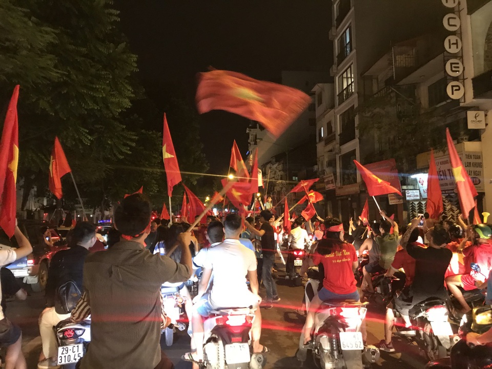 Chuyện lạ trong đêm vui tuyển Olympic thắng Syria: Cờ quạt ế ẩm đầy đường - 1 Dòng người cổ vũ nối dài qua nhiều tuyến phố